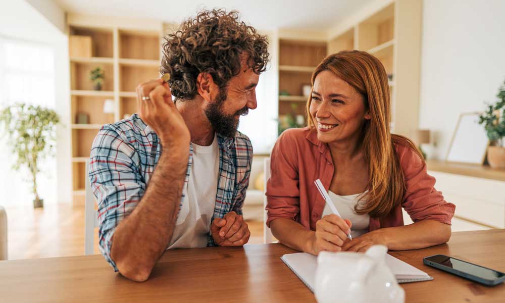 couple sitting at the table calculating expenses and savings